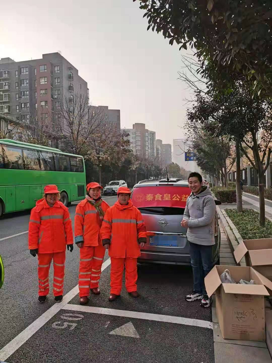 “Chins licKING” Caring for Sanitation Workers Public Welfare Activity